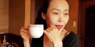 一个正在喝咖啡的日本女人
