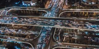 T/L ZI无人机视角下的立交桥和城市交通在夜间