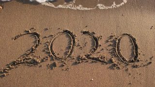 我们将度过非常糟糕的一年。写在沙滩上的2020消失在海浪中。再见2020欢迎2021视频素材模板下载