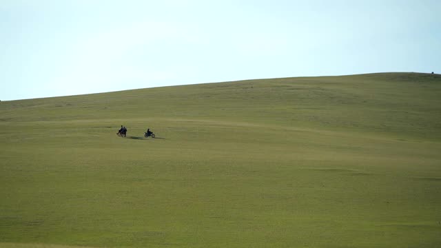无树亚洲大草原上的骑士和摩托车