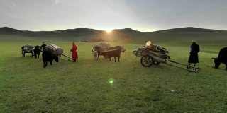 中亚家庭移民与传统的旧牛车和死囚车