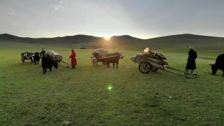 中亚家庭移民与传统的旧牛车和死囚车视频素材模板下载
