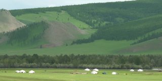 蒙古包帐篷在蒙古平原地理