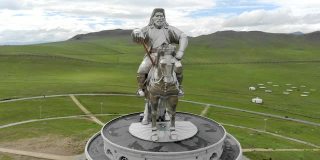 从空中拍摄的蒙古乌兰巴托大侠成吉思汗骑马雕像