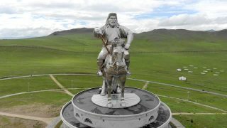 从空中拍摄的蒙古乌兰巴托大侠成吉思汗骑马雕像视频素材模板下载