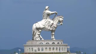 蒙古乌兰巴托大侠成吉思汗骑马像视频素材模板下载