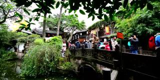 锦里古商业街是中国成都老街中最著名的旅游景点之一，这里充满了复古的中式气息。