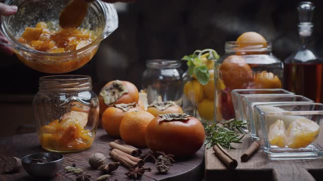准备自制的柿子和橘子酱