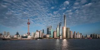 在中国上海陆家嘴金融中心的天际线上延时拍摄，4k质量的延时摄影