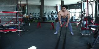 美丽的亚洲男性玩健身在健身房