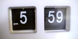 时髦的翻转时钟与白色数字显示六点在桌子上