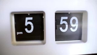 时髦的翻转时钟与白色数字显示六点在桌子上视频素材模板下载