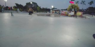 亚洲朋友一起在公园玩滑板。