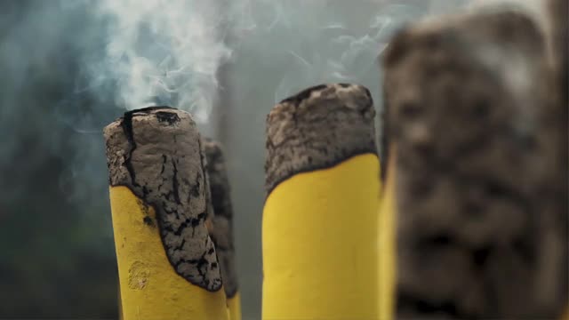 巨大的黄色烟熏祭香慢镜头