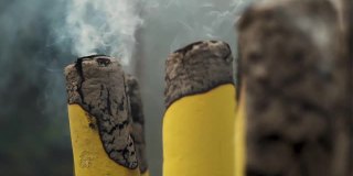巨大的黄色烟熏祭香慢镜头