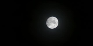 夜晚的月亮从莫斯科地区的领土上升起