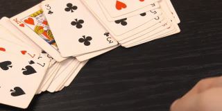 白色的骰子，在黑色的游戏桌上用扑克牌玩