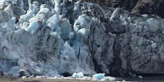 阿拉斯加冰川湾国家公园冰川的特写镜头。