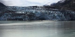 阿拉斯加冰川湾国家公园的大冰川。