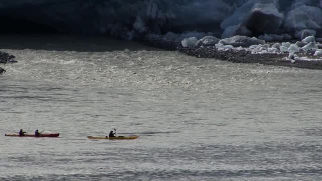 在阿拉斯加冰川湾国家公园的一个大冰川前皮划艇。