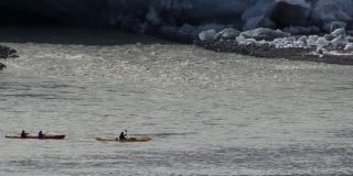 在阿拉斯加冰川湾国家公园的一个大冰川前皮划艇。