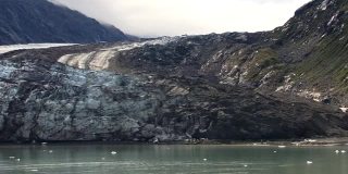阿拉斯加冰川湾国家公园，被火山灰覆盖的冰川。