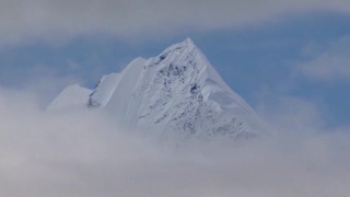 20、雪峰皑皑，云雾缭绕。阿拉斯加冰川湾。视频素材模板下载