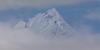 20、雪峰皑皑，云雾缭绕。阿拉斯加冰川湾。