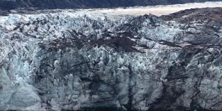 近距离拍摄的冰川覆盖着火山灰在冰川湾国家公园，阿拉斯加。