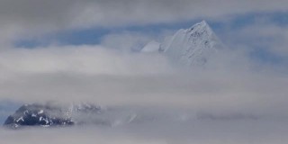 费尔韦瑟山脉上空的低云。阿拉斯加冰川湾。