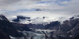 冰川湾景观，显示约翰霍普金斯冰川和费尔韦瑟山脉山脉。