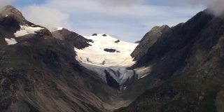 位于阿拉斯加冰川湾国家公园山脉之间的冰川。