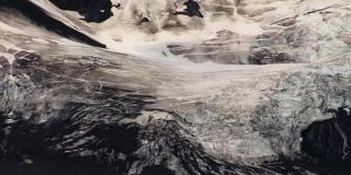 冰川被火山灰覆盖的冰的细节。阿拉斯加冰川湾国家公园。