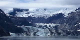 阿拉斯加冰川湾景观与约翰霍普金斯冰川。