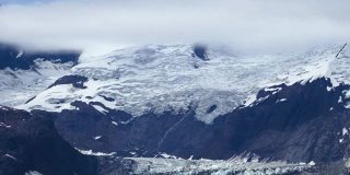 阿拉斯加的约翰霍普金斯冰川和山上的低云。