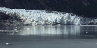 玛格丽冰川在一个阳光明媚的日子，从塔尔湾观看。冰川湾国家公园和保护区，阿拉斯加