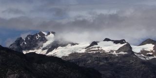 白雪皑皑的山峰，云雾缭绕，还有阿拉斯加的马杰丽冰川。
