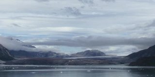 阿拉斯加冰川湾国家公园和保护区的美丽风景。马杰丽冰川附近的冰川被火山灰覆盖。