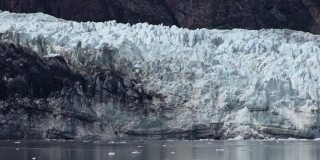 阿拉斯加冰川湾国家公园和保护区的马杰丽冰川。
