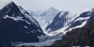 索尔兹伯里山，特林吉特山，费尔韦瑟山和马杰丽冰川，阿拉斯加令人惊叹的风景。