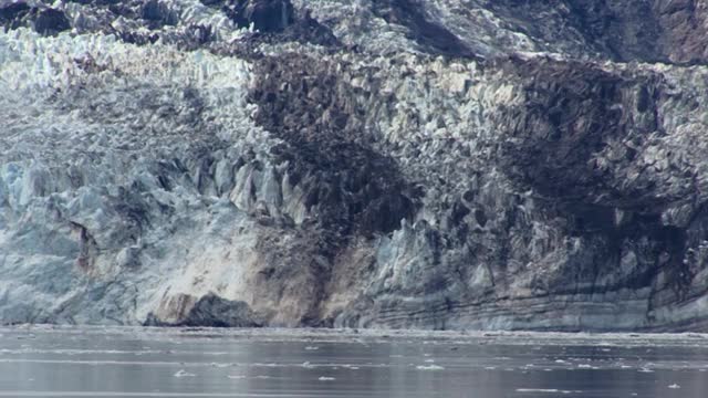 近距离拍摄的约翰霍普金斯冰川在冰川湾国家公园，阿拉斯加。