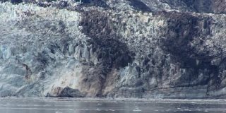近距离拍摄的约翰霍普金斯冰川在冰川湾国家公园，阿拉斯加。