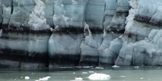 玛格丽冰川巨大冰墙的细节。海湾里的冰正在崩解。