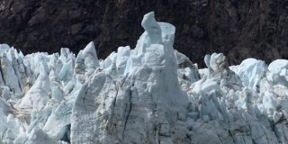 马杰丽冰川上令人惊叹的锯齿状冰峰形成了独特的形状。