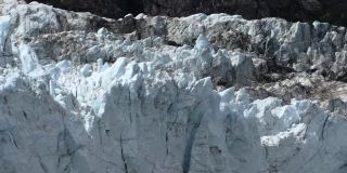 马杰丽冰川上锯齿状的冰峰形成了独特的形状。