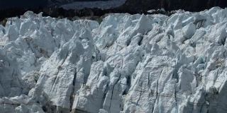 锯齿状的冰峰，在玛格丽冰川上形成独特的纹理。