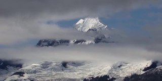 阿拉斯加冰川湾国家公园的低云之间的雪山。