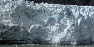 近距离拍摄的马杰丽冰川在冰川湾国家公园和保护区，阿拉斯加。