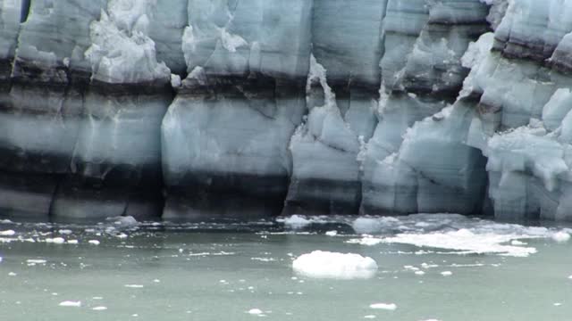 阿拉斯加冰川湾国家公园的马杰里冰川上的黑色沉积线。