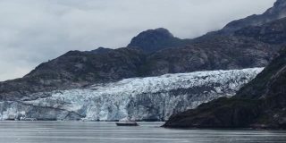 乘坐小船参观阿拉斯加冰川的游客。